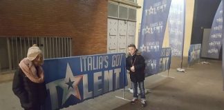 giulia e mattia davanti agli studi di igt