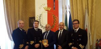 i comandanti delle unità delle marine britannica e spagnola attraccate al porto