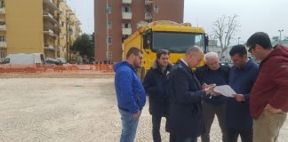 operazioni posa asfalto su area antistante le palazzine ex arca in viale japigia