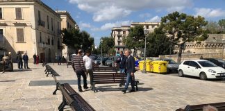 posizionati gli arredi in piazza federico II di svevia 1