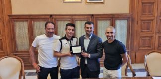 consegna targa di riconoscimento al giovane atleta di karate