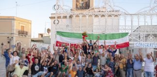 festa grande a borgagne per accogliere andrea de carlo e festeggiare il suo bike Tour da milano a lecce