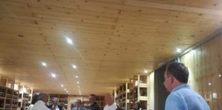 delegazione europea nella cantina di peppe zullo a orsara