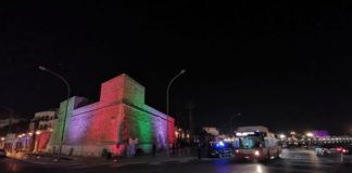 assessore galasso e direttore enel all'inaugurazione del nuovo impianto di illuminazione artistica sulla muraglia realizzato da enel x