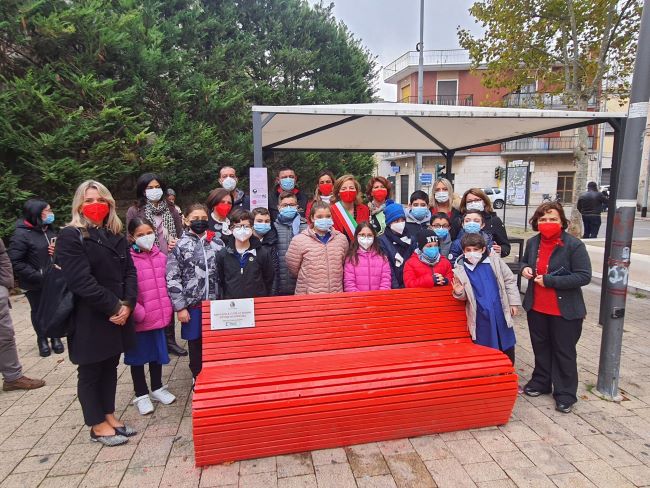 giornata contro la violenza sulle donne, giardino chiara brandonisio, bottalico e albergo, panchina rossa